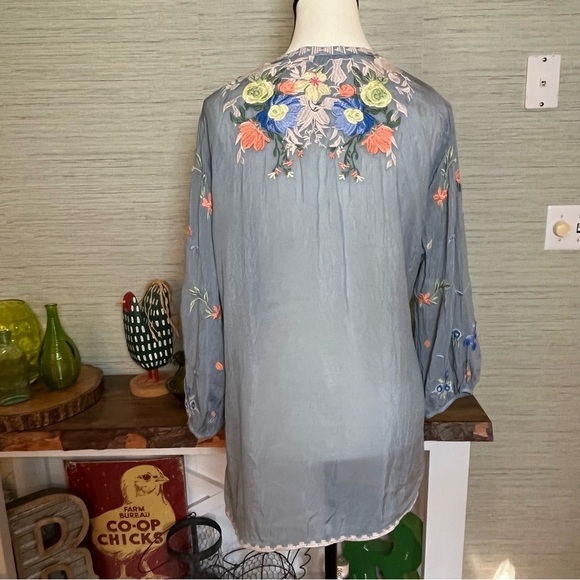 Johnny Was Taifa Blouse Blue Grey Embroidered Floral Peasant V-Neck Boho Medium - Picture 7 of 10